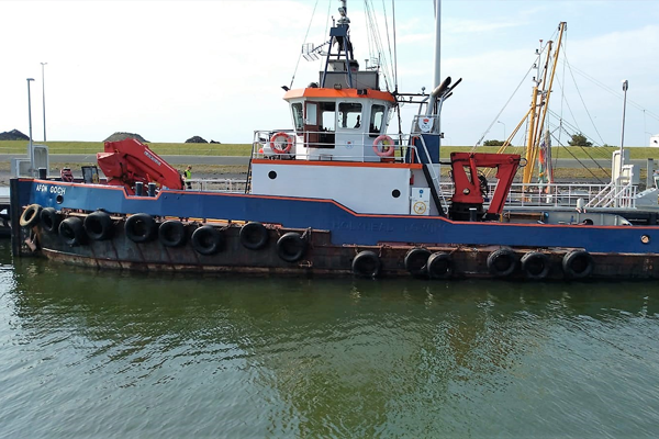 Explorer, multipurpose schip met twee hydraulische kranen.