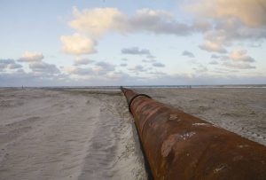 Vlieland Van Oord brengt zand aan op het strand van Vlieland Kustlijnzorg  voor de nederlandse kust . Strandsuppleties en vooroeversuppleties. Constucties van stalen buizen worden aan elkaar gemonteerd voor het opspuiten van het zand op het strand 22-10-2018 foto Jaco Klamer