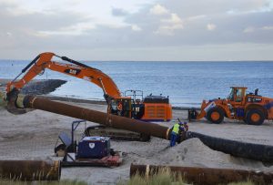 Vlieland Van Oord brengt zand aan op het strand van Vlieland Kustlijnzorg  voor de nederlandse kust . Strandsuppleties en vooroeversuppleties. Constucties van stalen buizen worden aan elkaar gemonteerd voor het opspuiten van het zand op het strand 22-10-2018 foto Jaco Klamer